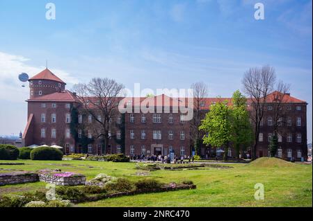 La residenza reale circondata da splendidi giardini si trova nel castello di Wawel, il primo sito patrimonio dell'umanità dell'UNESCO a Cracovia, in Polonia. Foto Stock