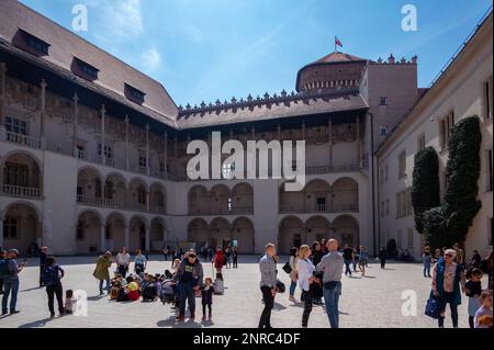 Turisti nel cortile interno del castello di Wawel a Cracovia, in Polonia. Foto Stock