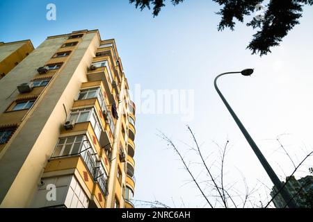 Edifici a più piani nella provincia di Adana, che è una zona sismica di secondo grado. Terremoto, sismologia, scienza, ingegneria, concetto di costruzione Foto Stock