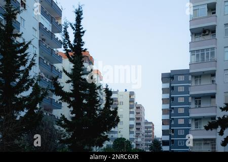 Edifici a più piani nella provincia di Adana, che è una zona sismica di secondo grado. Terremoto, sismologia, scienza, ingegneria, concetto di costruzione Foto Stock