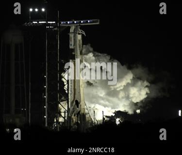 Kennedy Space Center, Stati Uniti. 27th Feb, 2023. Un razzo SpaceX Falcon 9 sfiata prima del lancio i manager che hanno chiamato a fermare il lancio del razzo SpaceX Falcon 9 dal Kennedy Space Center, Florida, lunedì 27 febbraio 2023. Il Falcon avrebbe lanciato lo SpaceX NASA Crew 6 alla Stazione spaziale Internazionale. Foto di Joe Marino/UPI Credit: UPI/Alamy Live News Foto Stock