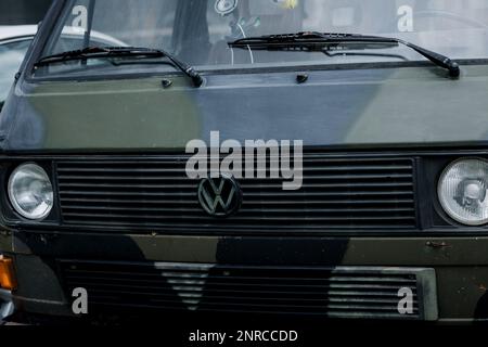 Minsk, Bielorussia, 2023 febbraio - lato anteriore del vecchio furgone Volkswagen parcheggiato su una strada Foto Stock