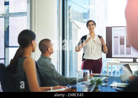 Im pensando di sfruttare alcune risorse in più. un gruppo di uomini d'affari si riunisce nella sala riunioni. Foto Stock