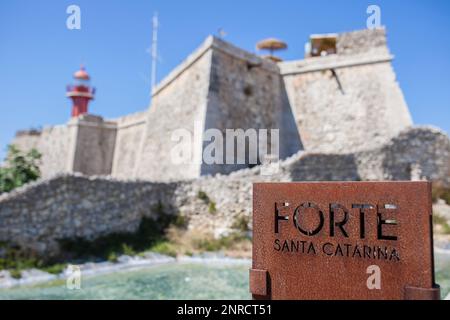 Santa Catarina Forte di Figueira da Foz, Portogallo. Segno arrugginito in primo piano Foto Stock