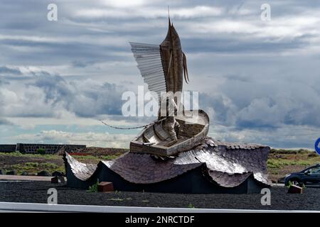 Pescador con Marlin - Statua di un vecchio con un pesce marlin in Arrecife. Statua di Jorge Isaac Medina. Drammatico ed efficace con il cloud background. Foto Stock