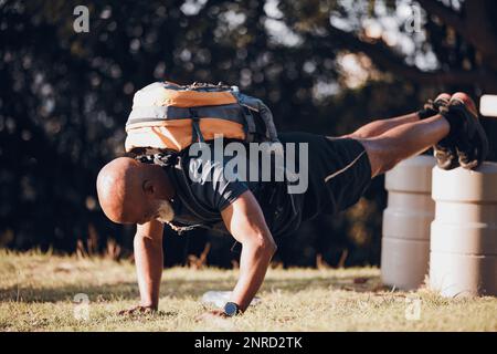 Invadente, anziano e uomo nero in un bootcamp di fitness per l'esercizio fisico, l'allenamento e lo sport. Forte, bodybuilder e atleta che fanno una sfida cardio Foto Stock