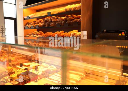 Pasticcini freschi al banco nel negozio di panetteria Foto Stock