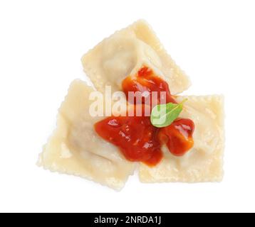 Gustosi ravioli con salsa di pomodoro su sfondo bianco, vista dall'alto Foto Stock