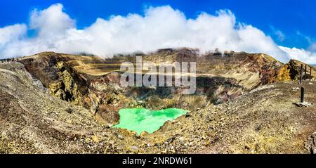 Il lago cratere del vulcano Santa Ana o Ilamatepec in El Salvador, America Centrale Foto Stock