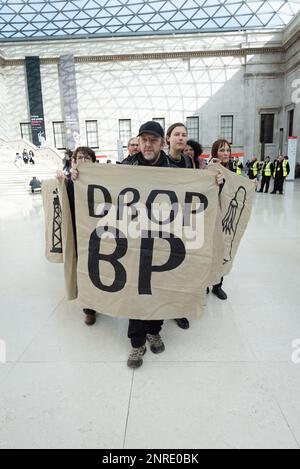 British Museum, Londra, Regno Unito. 25 febbraio, 2023. Gli attivisti del clima della BP o non della BP organizzano una protesta di performance chiedendo al museo di non rinnovarlo Foto Stock