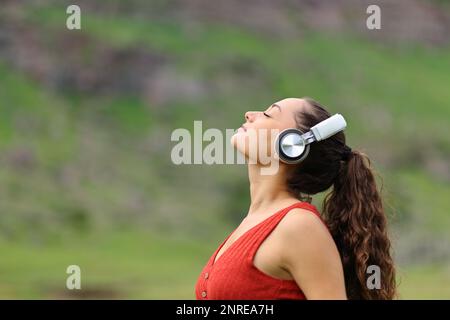 Ritratto di una donna che medita l'audioguida in natura Foto Stock