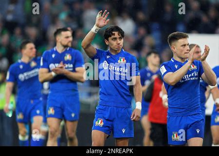 Ange Capuozzo d'Italia (C) saluta i suoi sostenitori al termine della partita di rugby delle sei Nazioni 2023 tra Italia e Irlanda il 25 febbraio 2023 allo Stadio Olimpico di Roma - Foto: Federico Proietti / DPPI/LiveMedia Foto Stock