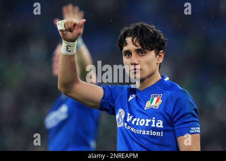 L'italiano Ange Capuozzo saluta i suoi sostenitori alla fine della partita di rugby 2023 delle sei Nazioni tra Italia e Irlanda il 25 febbraio 2023 allo Stadio Olimpico di Roma, Italia - Photo: Federico Proietti / DPPI/LiveMedia Foto Stock