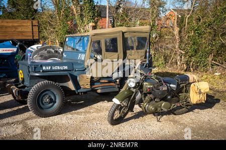 Una Jeep del WW2 dipinta in livrea RAF parcheggiata accanto a una moto Norton del WW2 in occasione di un evento di veicoli d'epoca a Wisborough Green, Regno Unito. Foto Stock