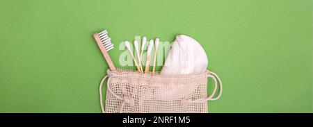 Spazzolino in bambù ecologico, tamponi in cotone riutilizzabili e tamponi in cotone di legno. Il concetto di rispetto dell'ambiente, nessuna plastica e zero rifiuti. Eco pr Foto Stock