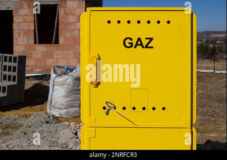 Scatola di collegamento gas in metallo giallo nel cantiere di nuova casa. Costruzione di una casa in costruzione in Polonia. Foto Stock
