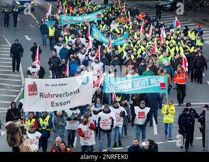 Essen, Germania. 27th Feb, 2023. I dipendenti della Ruhrverband partecipano a una dimostrazione con un banner "insieme possiamo fare di più". Il sindacato Verdi ha chiesto scioperi di allarme nella Renania settentrionale-Vestfalia. Credit: Roland Weihrauch/dpa/Alamy Live News Foto Stock