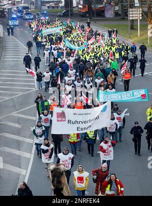 Essen, Germania. 27th Feb, 2023. I dipendenti della Ruhrverband partecipano a una dimostrazione con un banner "insieme possiamo fare di più". Il sindacato Verdi ha chiesto scioperi di allarme nella Renania settentrionale-Vestfalia. Credit: Roland Weihrauch/dpa/Alamy Live News Foto Stock