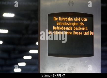 Essen, Germania. 27th Feb, 2023. Sul monitor di una fermata dell'autobus, i passeggeri sono informati che la Ruhrbahn è in sciopero. Il sindacato Verdi ha chiesto scioperi di allarme nella Renania settentrionale-Vestfalia. Credit: Roland Weihrauch/dpa/Alamy Live News Foto Stock