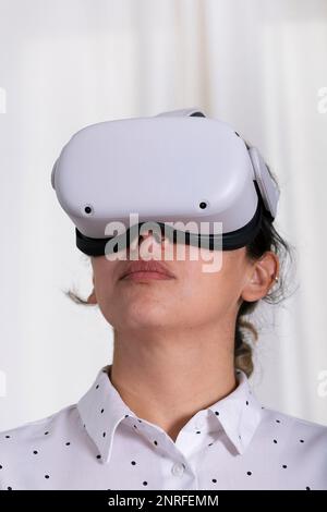 Donna con occhiali per realtà virtuale. Foto Stock