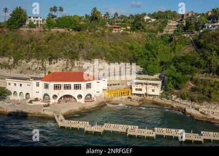 Caraibi, Cuba, Santiago, la Pergola Waterfront ristorante in baia Foto Stock