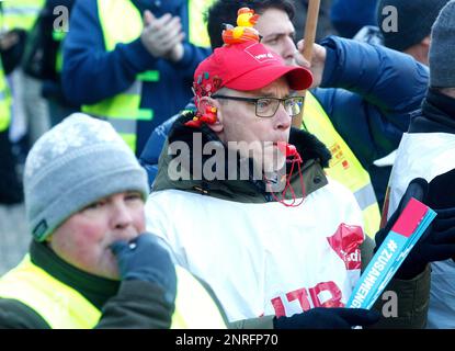 Essen, Germania. 27th Feb, 2023. I membri dell'Unione prendono parte a un rally di sciopero di Verdi con fischi e un'anatra di gomma. Il sindacato Verdi ha chiesto scioperi di allarme nella Renania settentrionale-Vestfalia. Credit: Roland Weihrauch/dpa/Alamy Live News Foto Stock