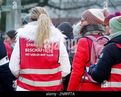 Essen, Germania. 27th Feb, 2023. I dipendenti delle casse di risparmio partecipano ad un rally di sciopero organizzato da Verdi. Il sindacato Verdi ha chiesto scioperi di allarme nella Renania settentrionale-Vestfalia. Credit: Roland Weihrauch/dpa/Alamy Live News Foto Stock