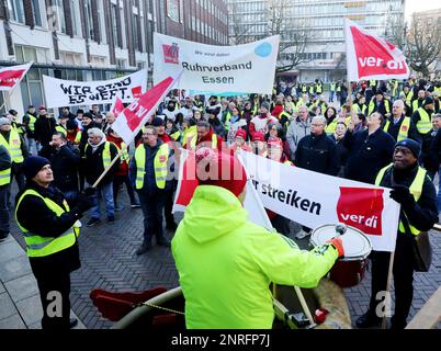 Essen, Germania. 27th Feb, 2023. Con drum beats e un banner 'We are Worth it', i membri sindacali si uniscono a un rally sciopero di Verdi. Il sindacato Verdi ha chiesto scioperi di allarme nella Renania settentrionale-Vestfalia. Credit: Roland Weihrauch/dpa/Alamy Live News Foto Stock