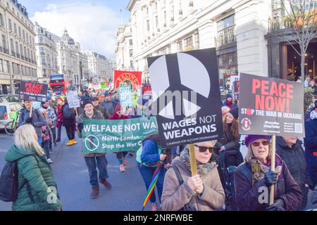 Londra, Regno Unito. 25th febbraio 2023. Manifestanti in Regent Street. I manifestanti hanno marciato nel centro di Londra chiedendo la fine della guerra in Ucraina e in opposizione sia alla NATO che a Putin. Foto Stock