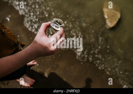 custodia per bambini sulla riva del lago Foto Stock