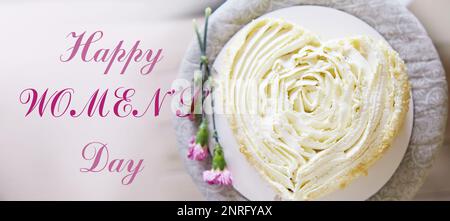 Torta a forma di cuore con fiori e testo Happy Womens Day, banner extra large Foto Stock