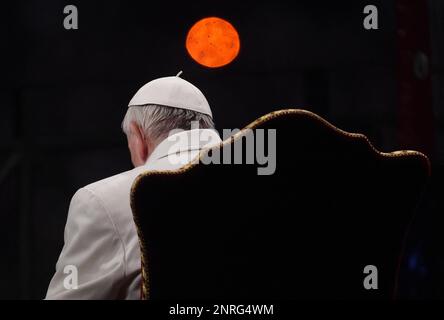 Papa Francesco guida la processione fiaccolata di Via Crucis, celebrata di fronte al Colosseo il Venerdì Santo a Roma il 14 aprile 2017. Foto di Eric Vandeville/ABACAPRESS.COM Foto Stock