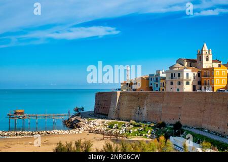 Vista sul centro storico e sulla spiaggia nord, Termoli, Italia Foto Stock