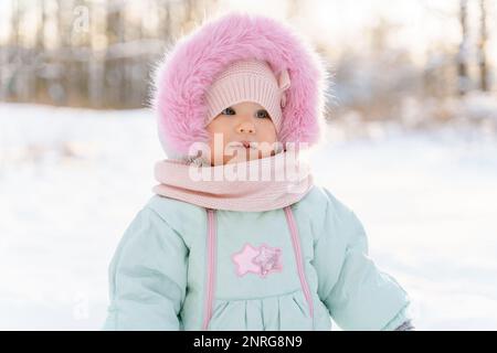 Ritratto di una ragazza carina e ruddy bambino in una tuta color menta Foto Stock