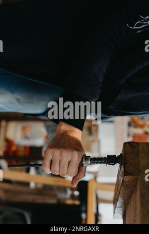 fotografie di una donna impegnata nella mano-carving Foto Stock