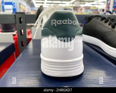 Tyumen, Russia-23 gennaio 2023: Sneakers Reebok su una vetrina del negozio sportivo. Messa a fuoco selettiva Foto Stock