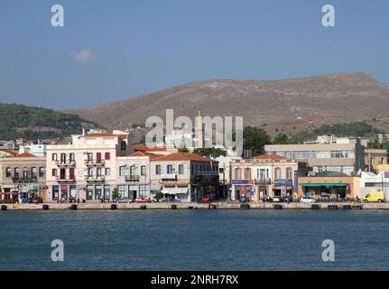 CHIOS, GRECIA-16 LUGLIO: Città di Chios con moschea ottomana Minareto e vecchi edifici da un traghetto. 16,2010 luglio a Chios, Grecia Foto Stock