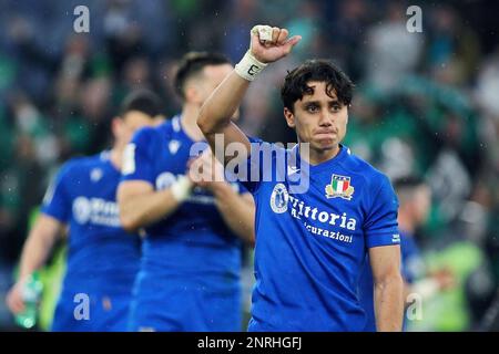 L'italiano Ange Capuozzo saluta i suoi sostenitori alla fine della partita di rugby 2023 delle sei Nazioni tra Italia e Irlanda il 25 febbraio 2023 allo Stadio Olimpico di Roma - Foto Federico Proietti / DPPI Foto Stock