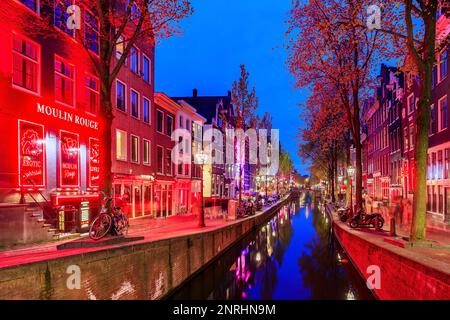 Amsterdam, Paesi Bassi - 21 aprile 2022: Quartiere a luci rosse di Amsterdam. E' una delle principali attrazioni turistiche Foto Stock