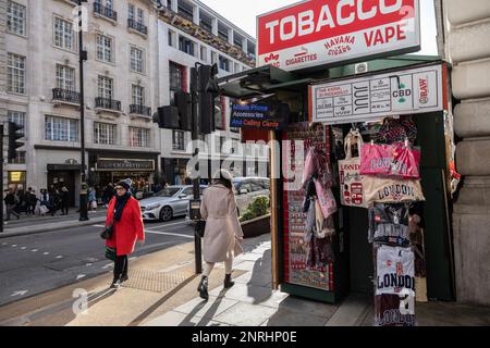 Chiosco che vende tabacchi e prodotti Vape insieme a souvenir all'angolo di Piccadilly Circus, nel centro di Londra, Inghilterra, Regno Unito Foto Stock