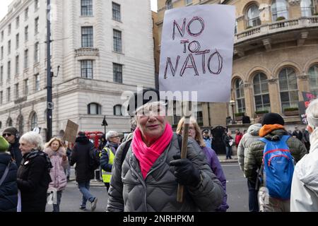 Protester anti-NATO, Portland Place, Londra centrale, Inghilterra, Regno Unito 25th febbraio 2023 Foto Stock