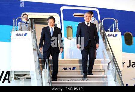 Tokyo, Giappone. 27th Feb, 2023. Il presidente della Japan Football Association (JFA) Kozo Tashima (R) e il presidente di tutti i Nippon Airways (ANA) Shinichi Inoue (L) appaiono da ANA Jet Liner mentre hanno concordato un contratto di partnership all'hangar ANA dell'aeroporto Haneda di Tokyo lunedì 27 febbraio 2023. ANA supporterà i tour nazionali e internazionali della nazionale giapponese dal 2023 febbraio alla fine del 2026. (Foto di Yoshio Tsunoda/AFLO) Credit: FILO Co.. Ltd./Alamy Live News Foto Stock