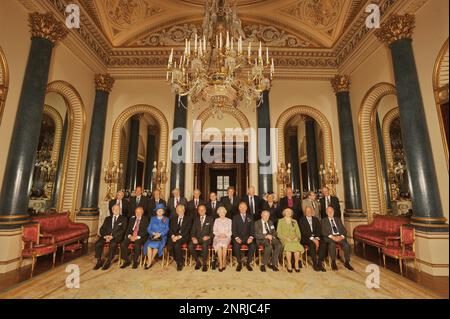 Foto del file datata 20/05/09 Regina Elisabetta II con membri dell'Ordine del merito (riga posteriore, da sinistra a destra) Rt Hon Lord Rees di Ludlow, Sir Tim Berners-Lee, Prof. Sir Michael Howard, Sir David Attenborough, Lord May di Oxford, Prof. Sir Roger Penrose, Sir Tom Stoppard, Lord Rothschild, RT Hon Betty Boothroyd, Lord Eanes, sig. Lucian Freud, E Sir Robert Fellowes, (prima fila, da sinistra a destra) Sir James Black, Sir Michael Atiyah, Baronessa Thatcher, Rev.do William Chadwick, il Duca di Edimburgo, la Regina Elisabetta II, il Principe di Galles, Sir Andrew Huxley, Dame Joan Sutherland, Lord Foster of Thames Ba Foto Stock