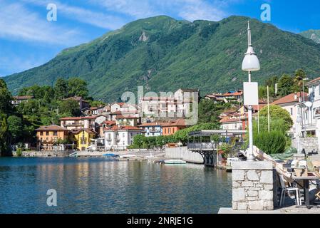 Bellissimo lago italiano. Lago di Mergozzo e la pittoresca città di Mergozzo, Italia settentrionale Foto Stock