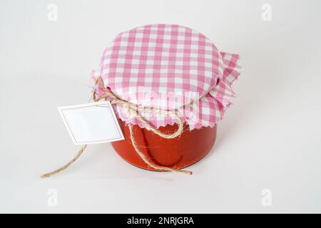 Vasetto in scatola di pasta di pomodoro fatta in casa con etichetta vuota isolata su sfondo bianco Foto Stock