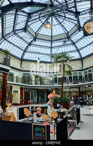 L'interno della galleria vittoriana Wayfarers Shopping nel centro di Southport a Merseyside, Inghilterra. Foto Stock