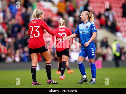 Alessia Russo (a sinistra) del Manchester United stringe le mani con Ellie Christon di Durham alla fine della partita di fa Cup della Vitality Women's al Leigh Sports Village, Manchester. Data immagine: Domenica 26 febbraio 2023. Foto Stock