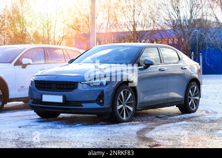 Polestar 2 auto elettrica parcheggiata in cortile in inverno. Il Polestar 2 è un Liftback elettrico a batteria a 5 porte prodotto da Volvo con il suo marchio Polestar. Foto Stock