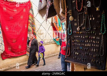 Negozio di souvenir, la medina di Fez. Il Marocco Foto Stock