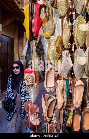 Negozio di scarpe, la medina di Fez. Il Marocco Foto Stock